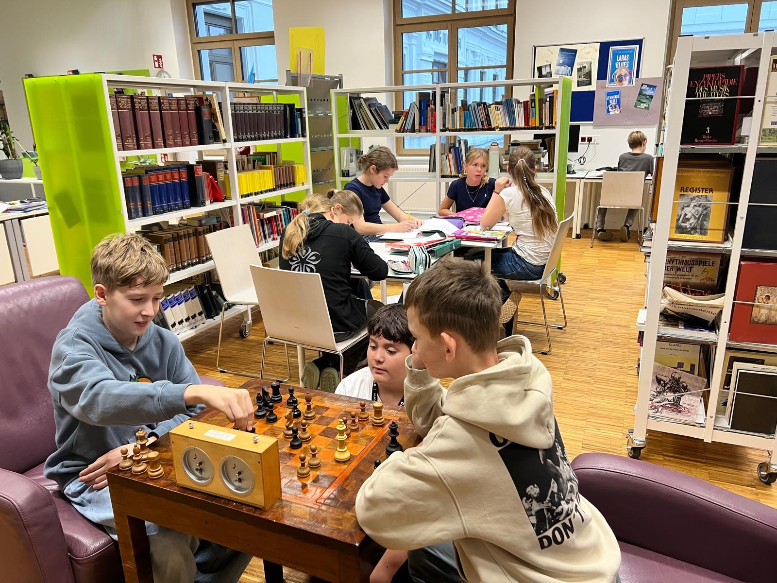 Schulbibliothek des BG und BRG Keimgasse in Mödling - In Ruhe lesen 